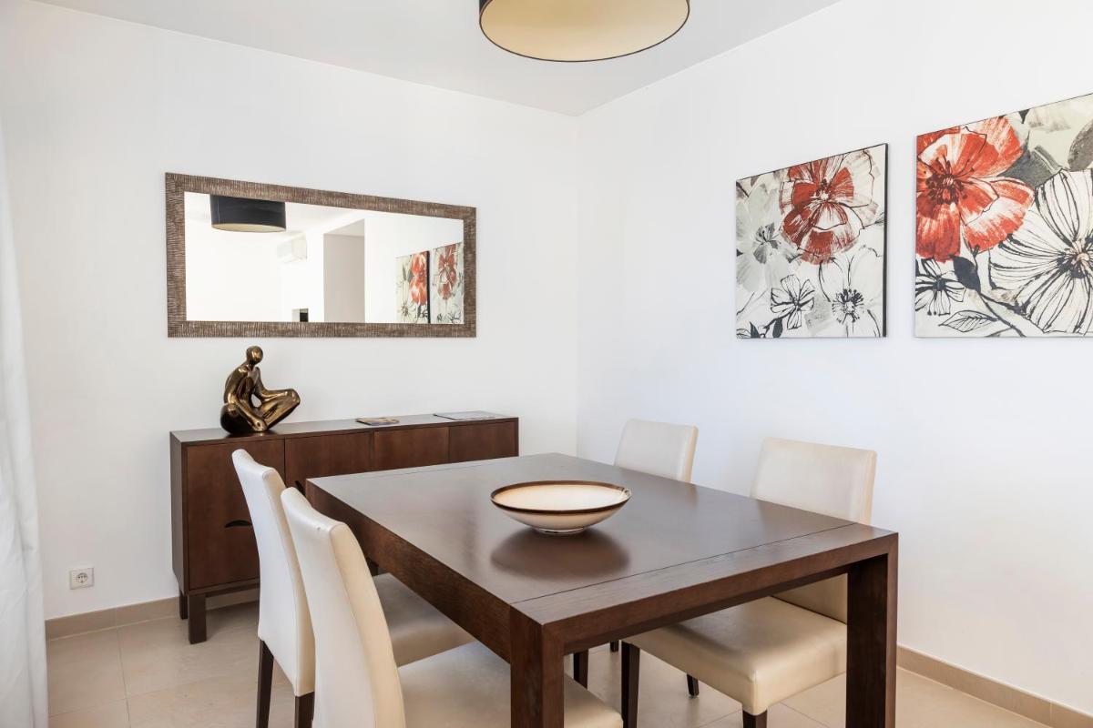 Uma área de estar em Eden Villas & Apartments