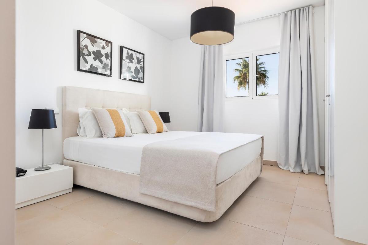 Uma cama ou camas num quarto em Eden Villas & Apartments