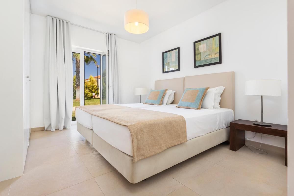 Uma cama ou camas num quarto em Eden Villas & Apartments