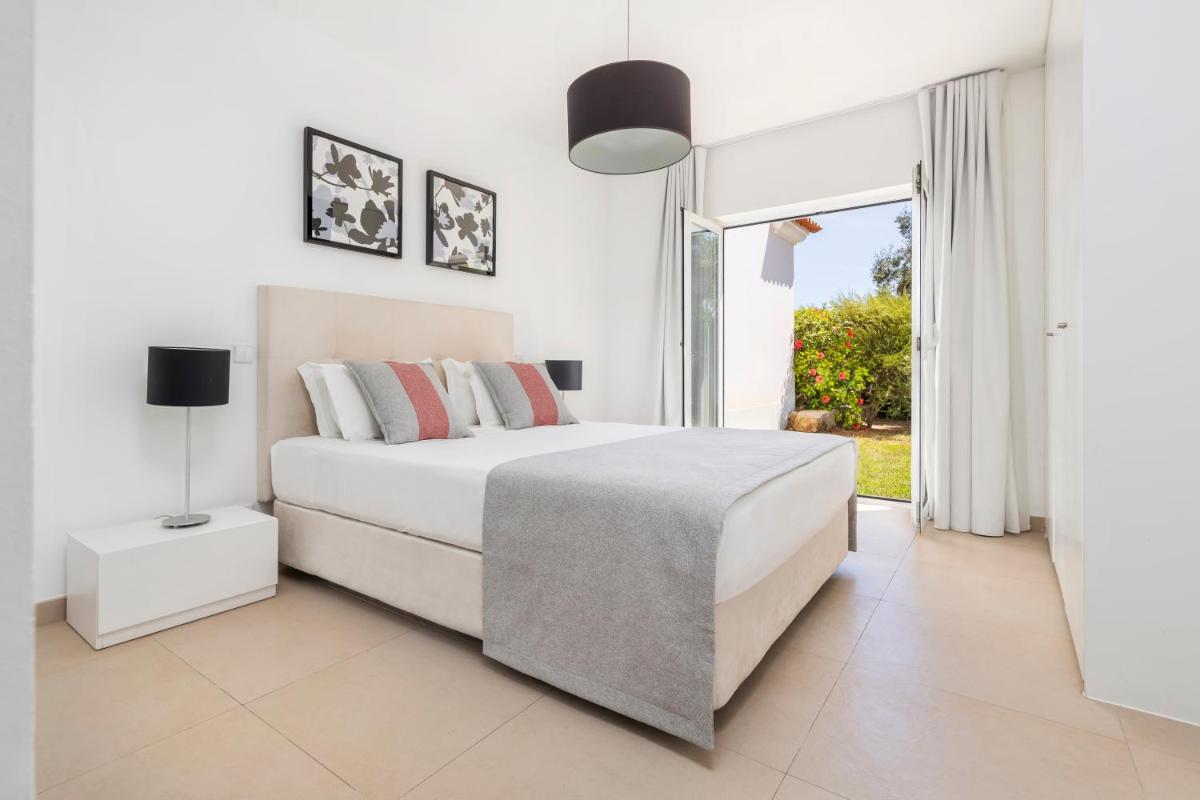Uma cama ou camas num quarto em Eden Villas & Apartments