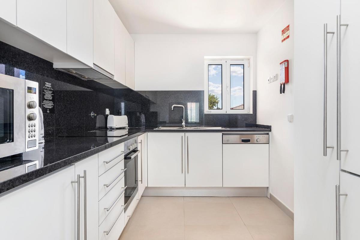 A cozinha ou kitchenette de Eden Villas & Apartments