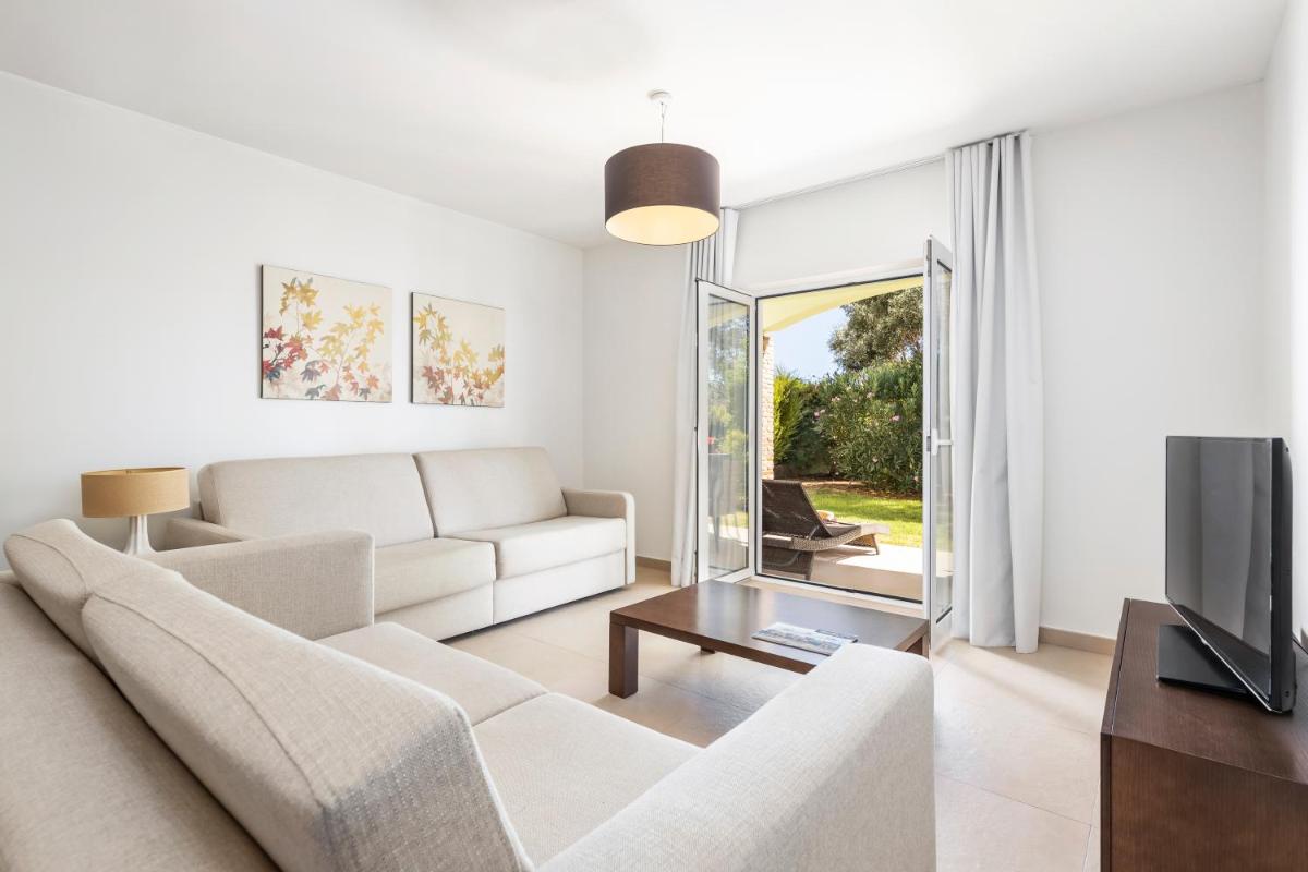 Uma área de estar em Eden Villas & Apartments