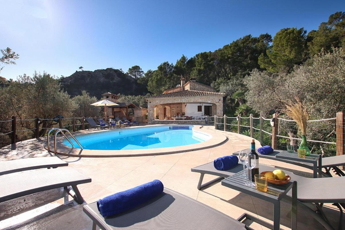 Rustic house recently renovated villa with views to the Pollensa mountains by Renthousing - Hizvo