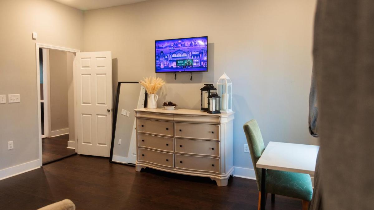 Luxury King Bed Room Private Entry and Bathroom - Housity