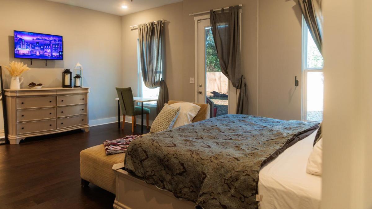 Luxury King Bed Room Private Entry and Bathroom - Housity