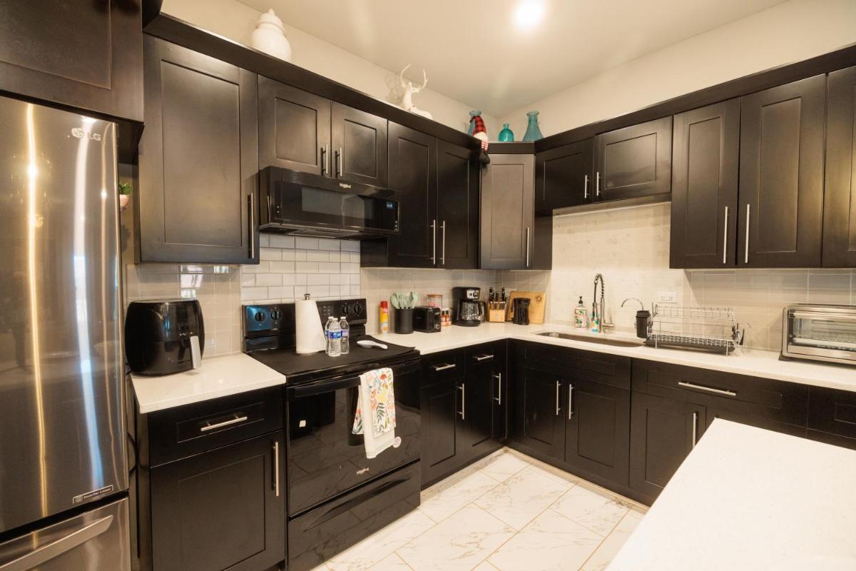 Luxury King Bed Room Private Entry and Bathroom - Housity