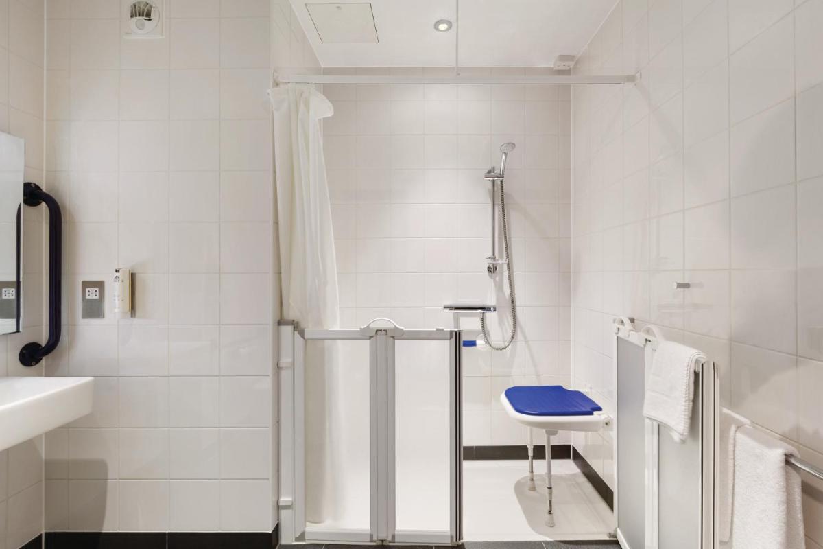 Ramada by Wyndham Cobham - Housity