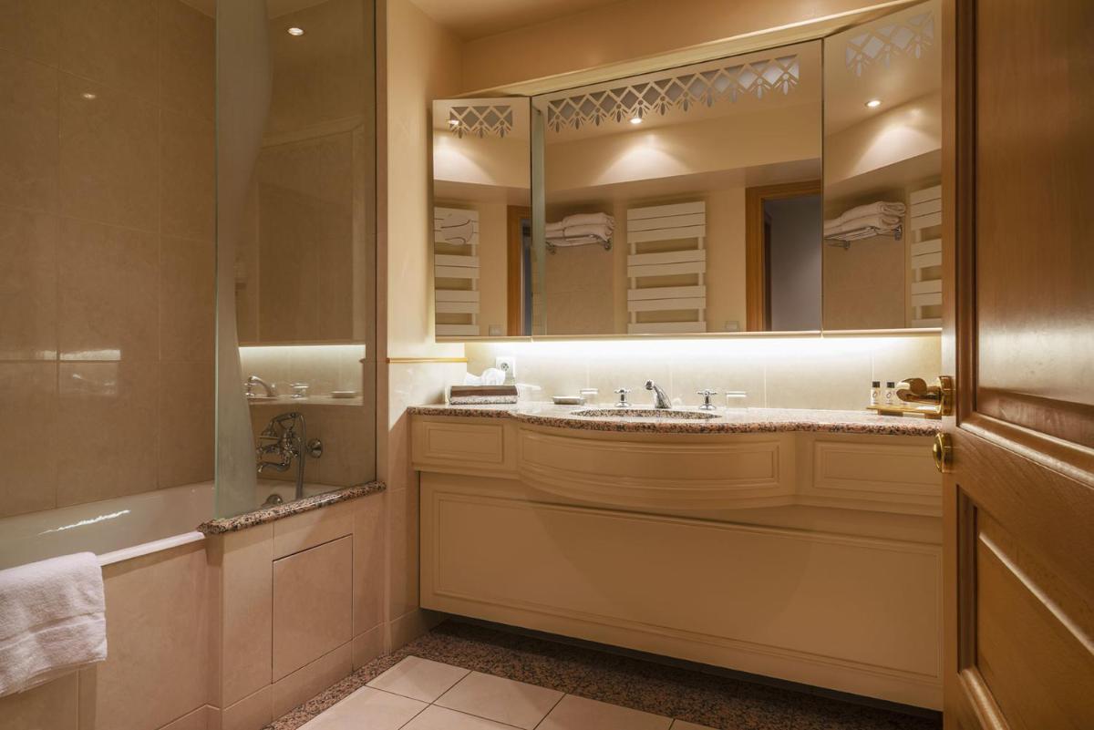 Salle de bains dans l'établissement Domaine du Limonay, The Originals Collection