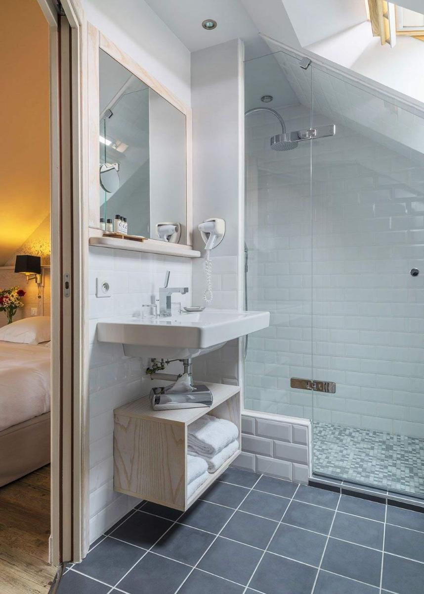 une salle de bain avec un lavabo et une douche dans l'établissement Domaine du Limonay, The Originals Collection, à Saint-Méloir-des-Ondes