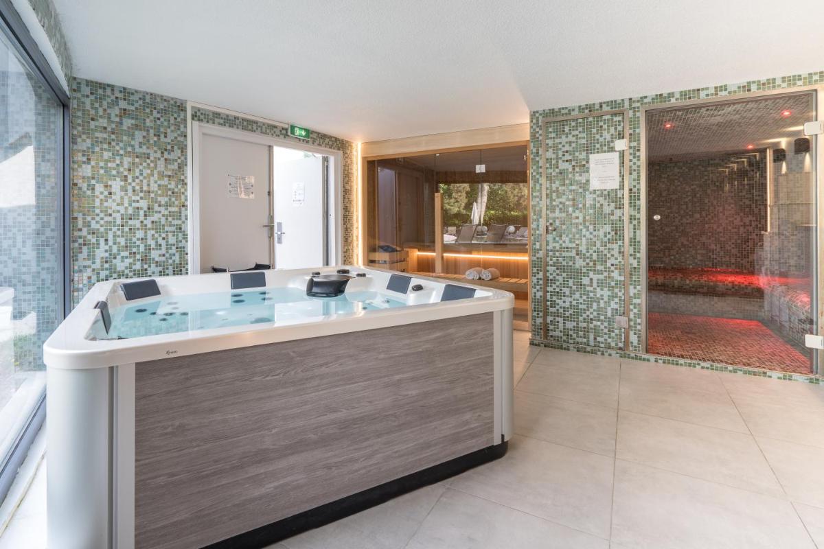 Salle de bains dans l'établissement PoMo Hôtel & Restaurant