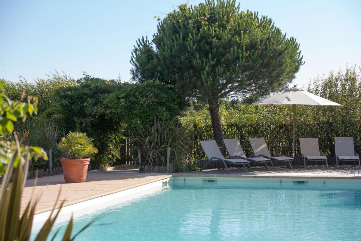 Piscine de l'établissement Eco-Domaine La Fontaine - HOTEL-SPA - 300 m Plage de la Fontaine aux Bretons ou située à proximité