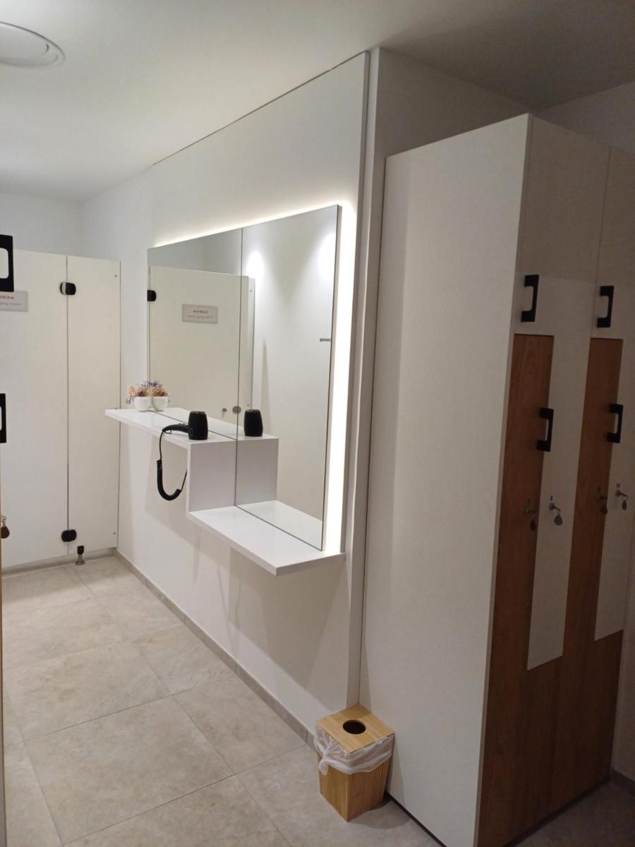Salle de bains dans l'établissement Eco-Domaine La Fontaine - HOTEL-SPA - 300 m Plage de la Fontaine aux Bretons