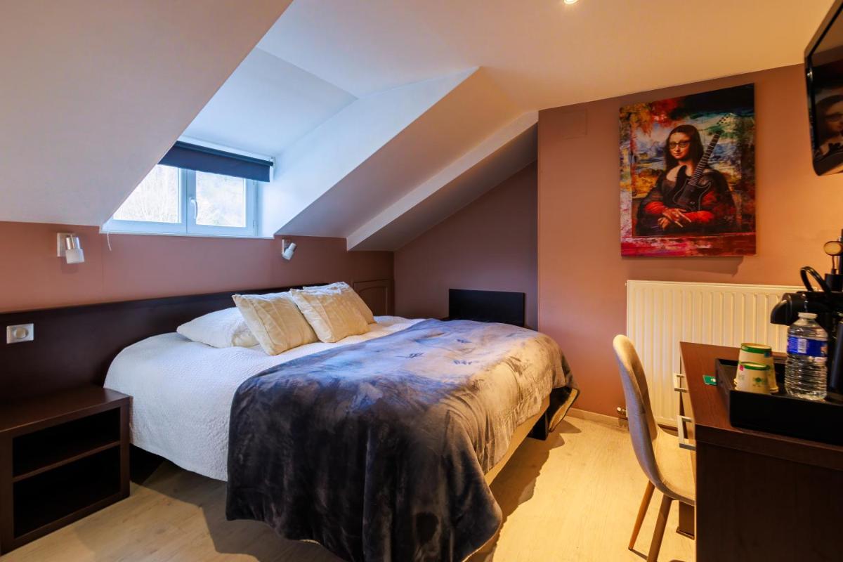 Un ou plusieurs lits dans un hébergement de l'établissement Logis Central Hôtel - Restaurant & Spa