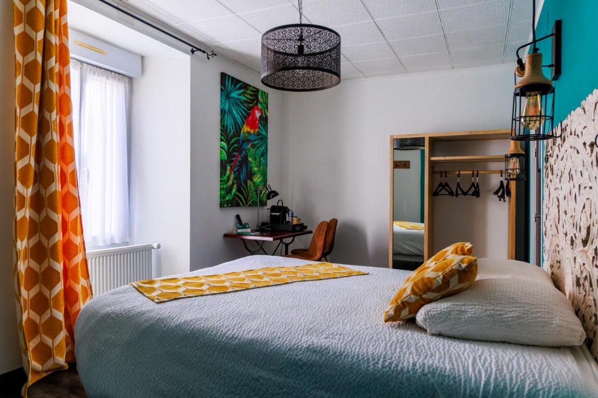 Un ou plusieurs lits dans un hébergement de l'établissement Logis Central Hôtel - Restaurant & Spa