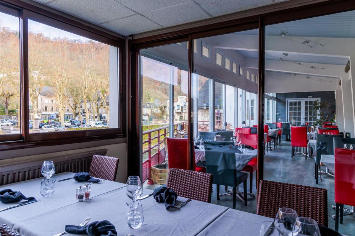 Restaurant ou autre lieu de restauration dans l'établissement Logis Central Hôtel - Restaurant & Spa