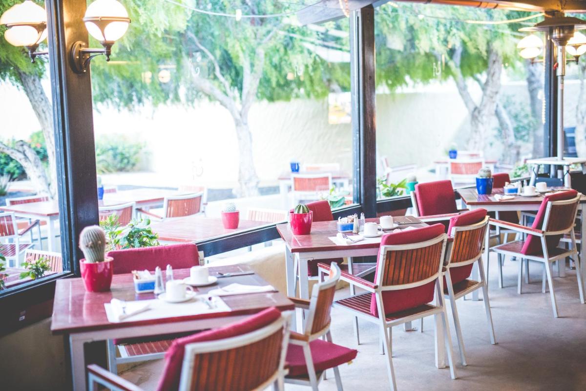 Un restaurante o sitio para comer en Hotel LIVVO Risco del Gato Suites