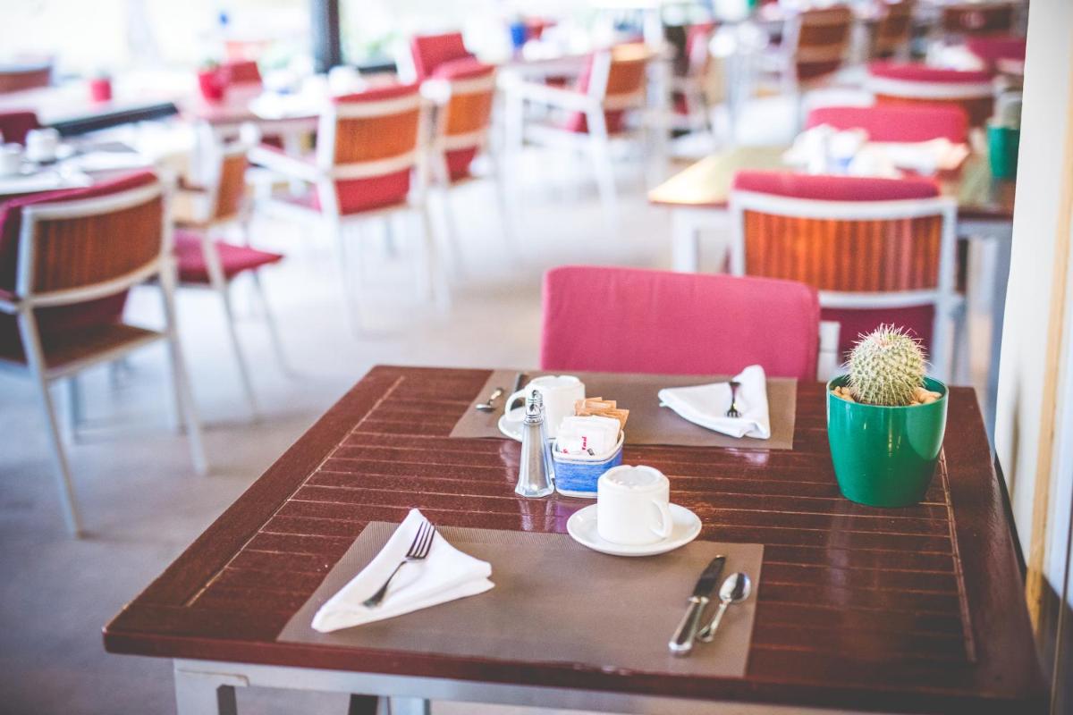 Un restaurante o sitio para comer en Hotel LIVVO Risco del Gato Suites