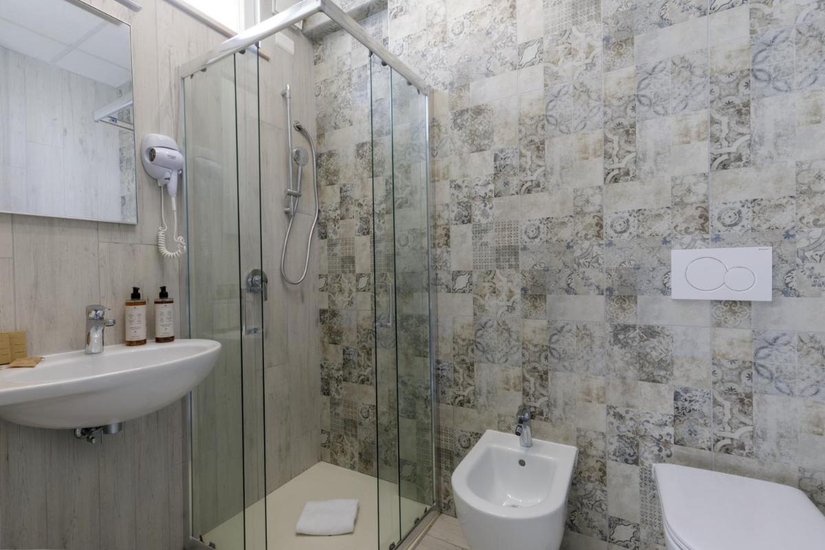 Hotel Tirreno - Housity