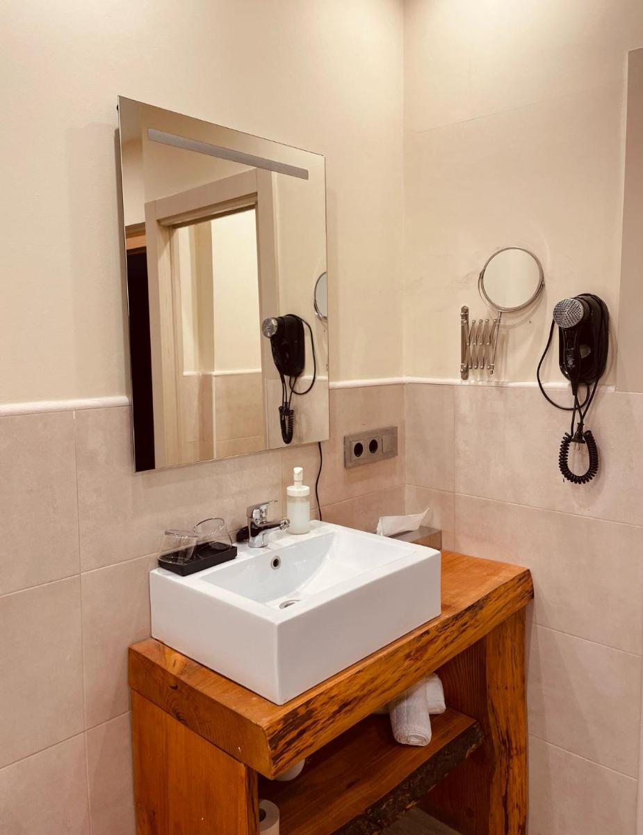 Un baño de Nastasi Hotel & Spa