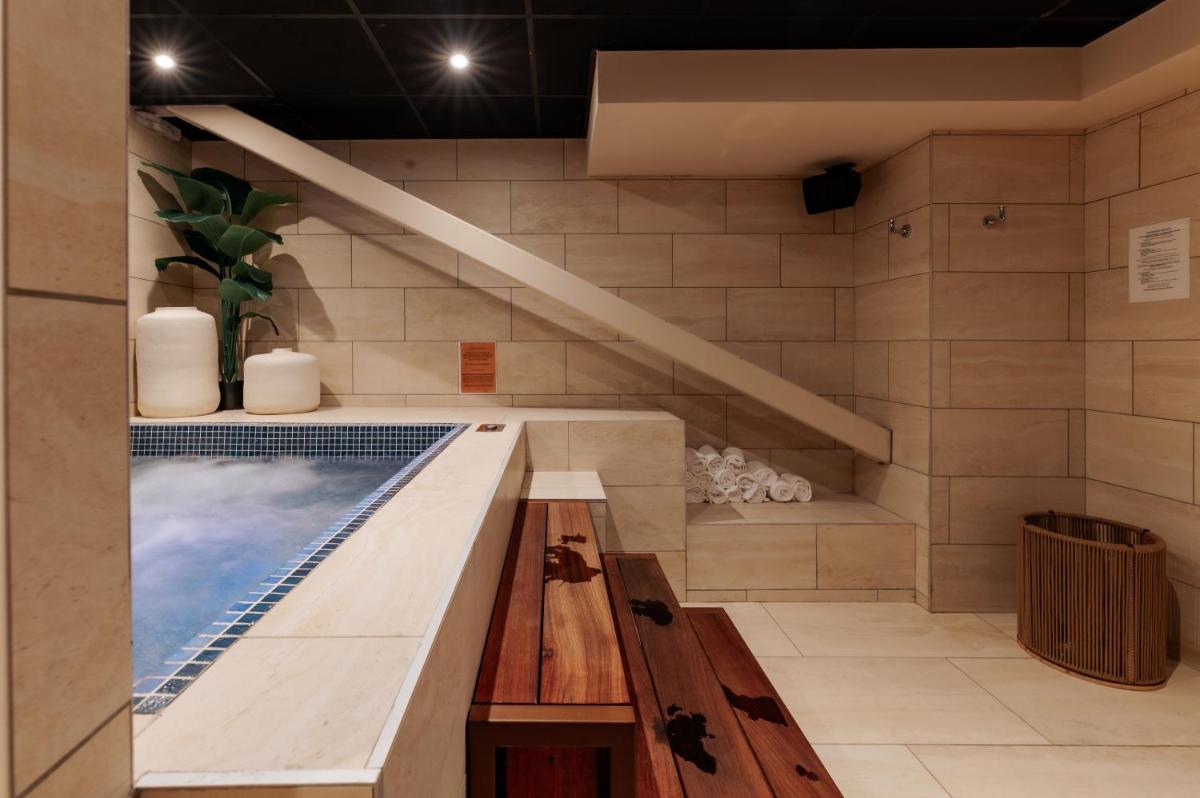 - une piscine dans une chambre avec un escalier dans l'établissement Keystone Hôtel & Spa, à Lyon