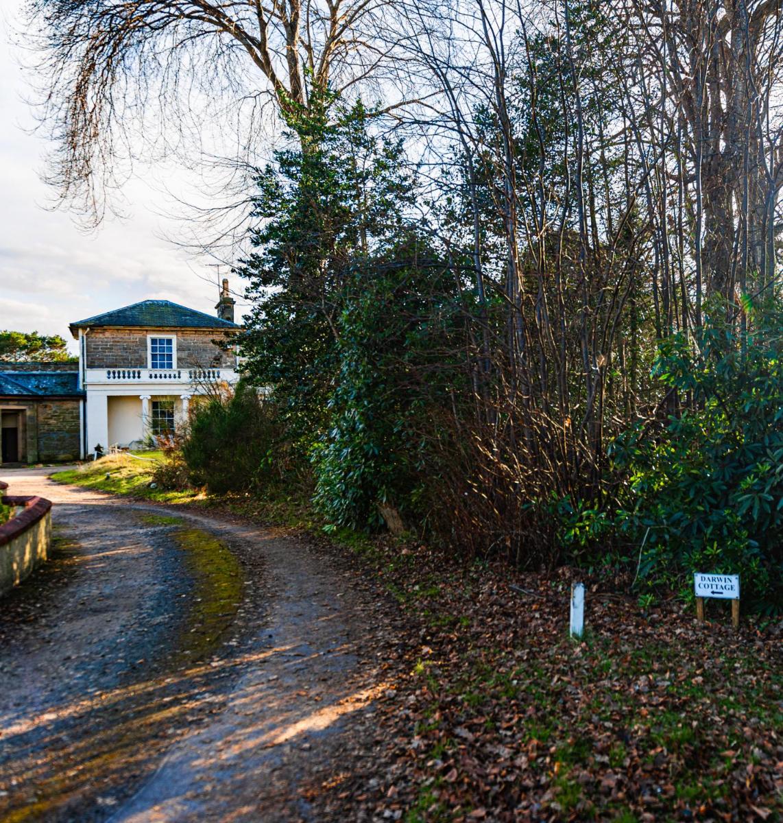 East Wing Apartment in Elgin - Housity