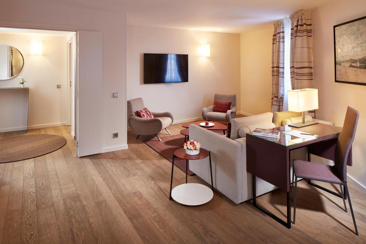 Télévision ou salle de divertissement dans l'établissement Hotel & Spa REGENT PETITE FRANCE