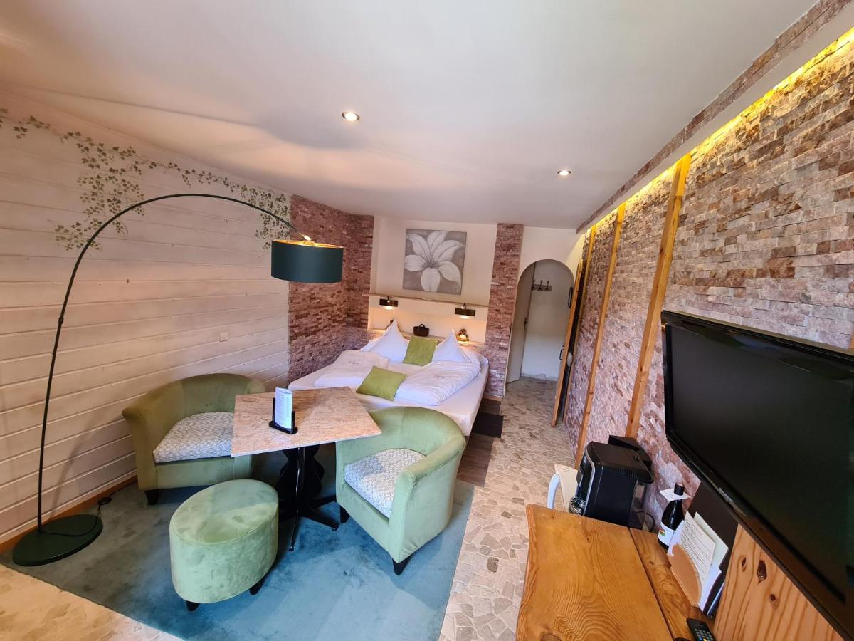 Télévision ou salle de divertissement dans l'établissement Domaine du Haut Jardin Hôtel & Chalets Spa Privé