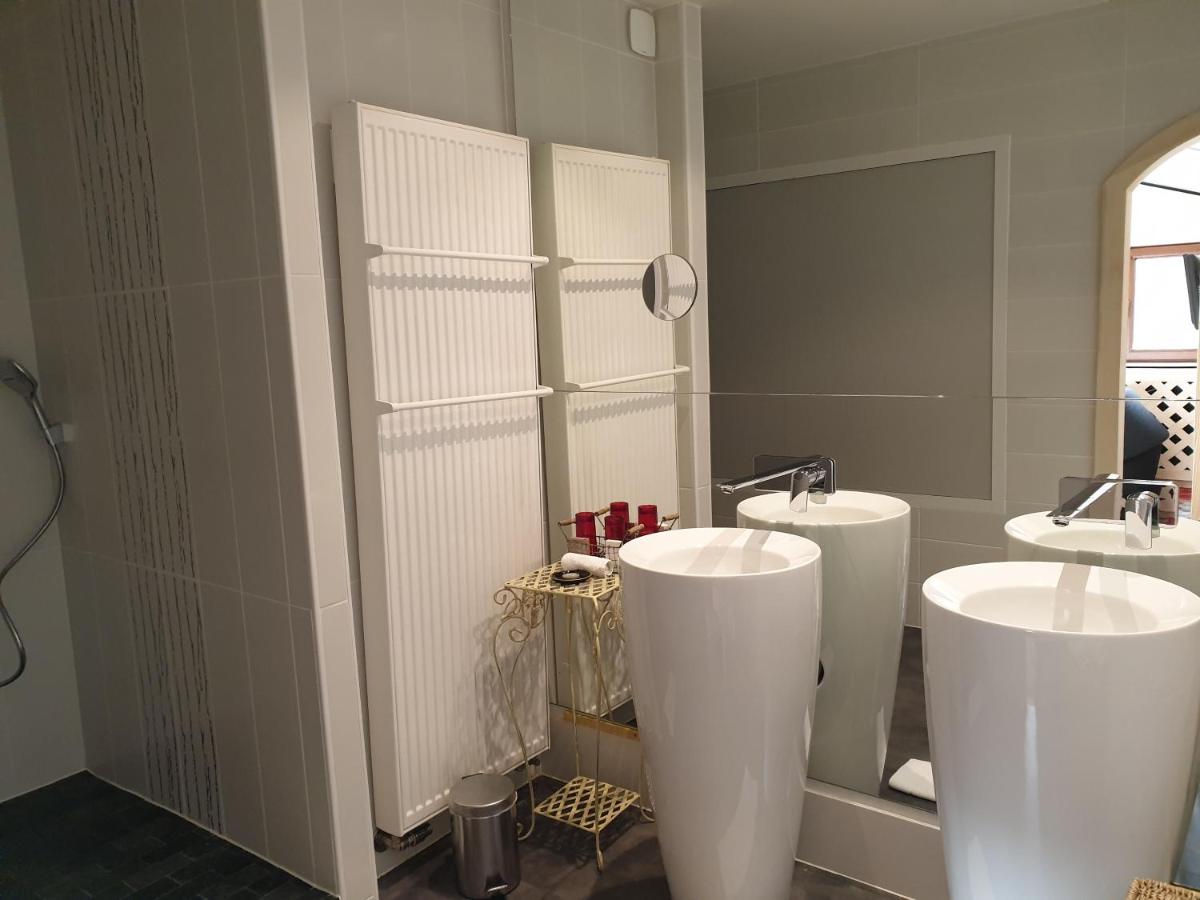 Salle de bains dans l'établissement Domaine du Haut Jardin Hôtel & Chalets Spa Privé