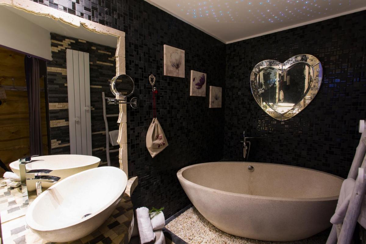Salle de bains dans l'établissement Domaine du Haut Jardin Hôtel & Chalets Spa Privé