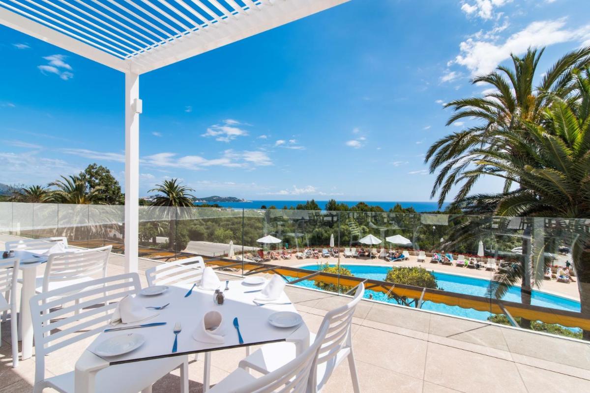 una vista de la piscina del resort en Hotel Na Taconera, en Cala Ratjada