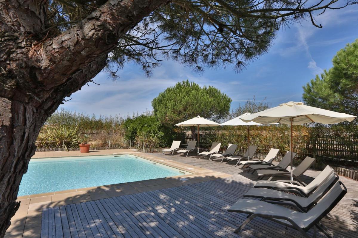 Piscine de l'établissement Eco-Domaine La Fontaine - RESIDENCE-SPA - Plage de la Fontaine aux Bretons ou située à proximité