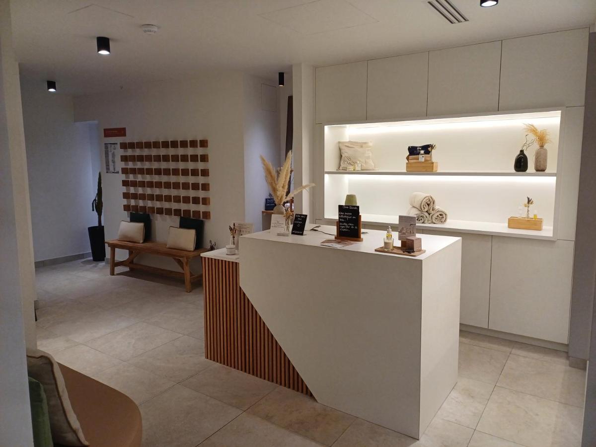 Cuisine ou kitchenette dans l'établissement Eco-Domaine La Fontaine - RESIDENCE-SPA - Plage de la Fontaine aux Bretons