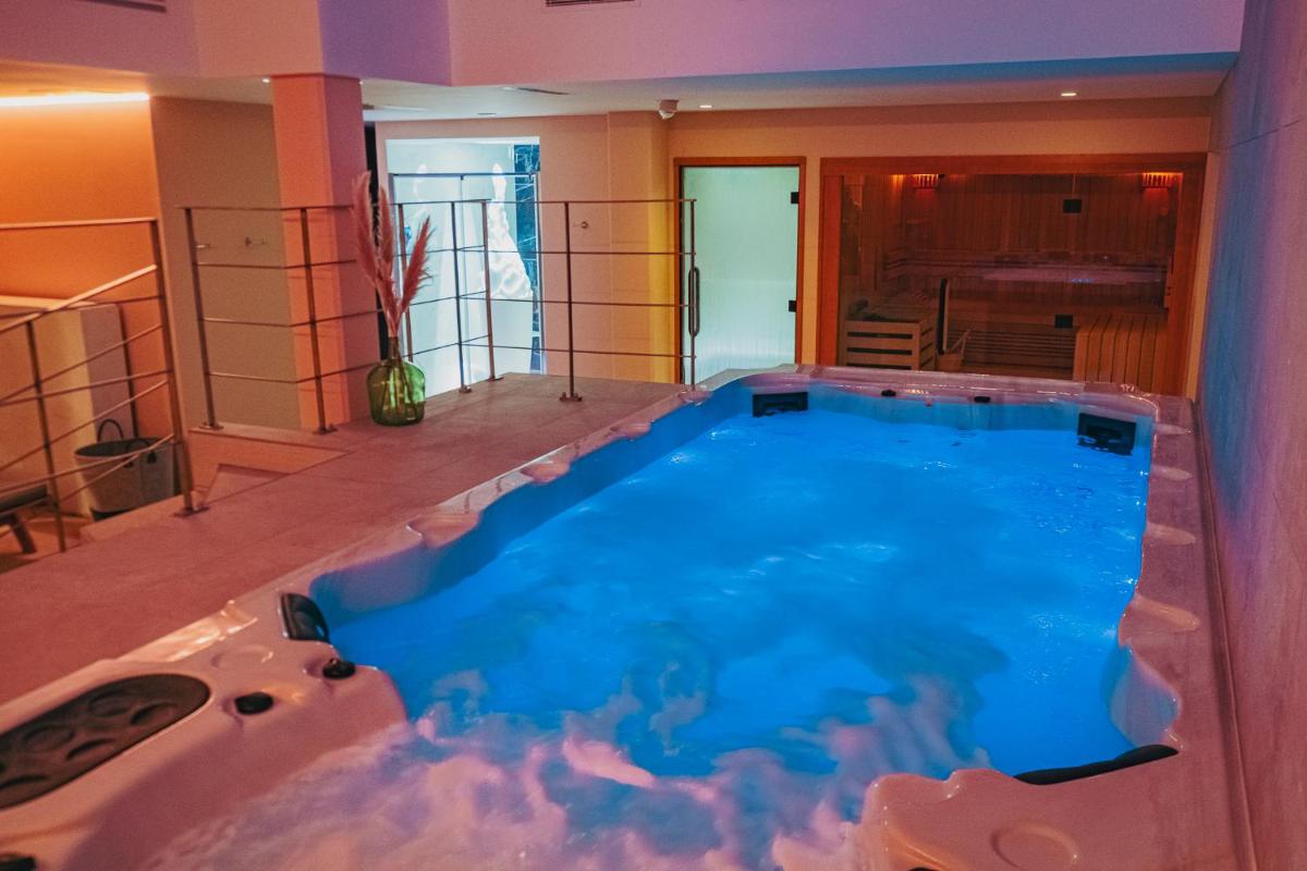 Piscine de l'établissement Eco-Domaine La Fontaine - RESIDENCE-SPA - Plage de la Fontaine aux Bretons ou située à proximité