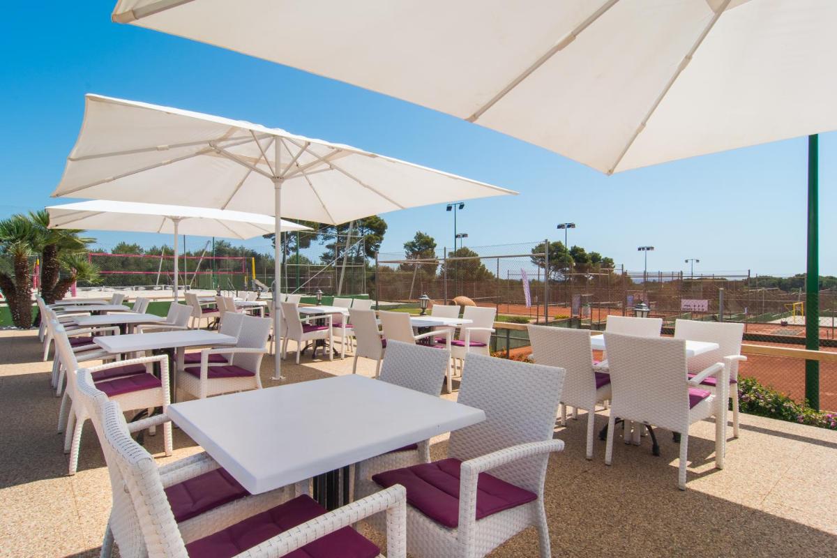 Un restaurante o sitio para comer en Hotel Na Taconera