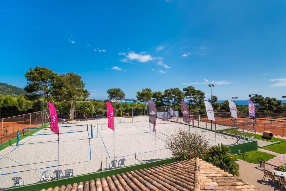 Instalaciones para jugar a tenis o squash en Hotel Na Taconera o alrededores