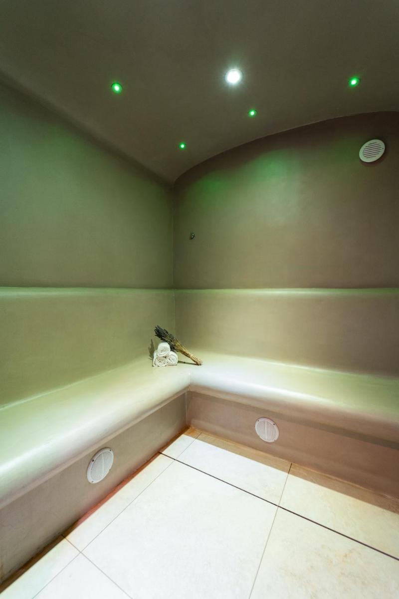 Salle de bains dans l'établissement Eco-Domaine La Fontaine - RESIDENCE-SPA - Plage de la Fontaine aux Bretons