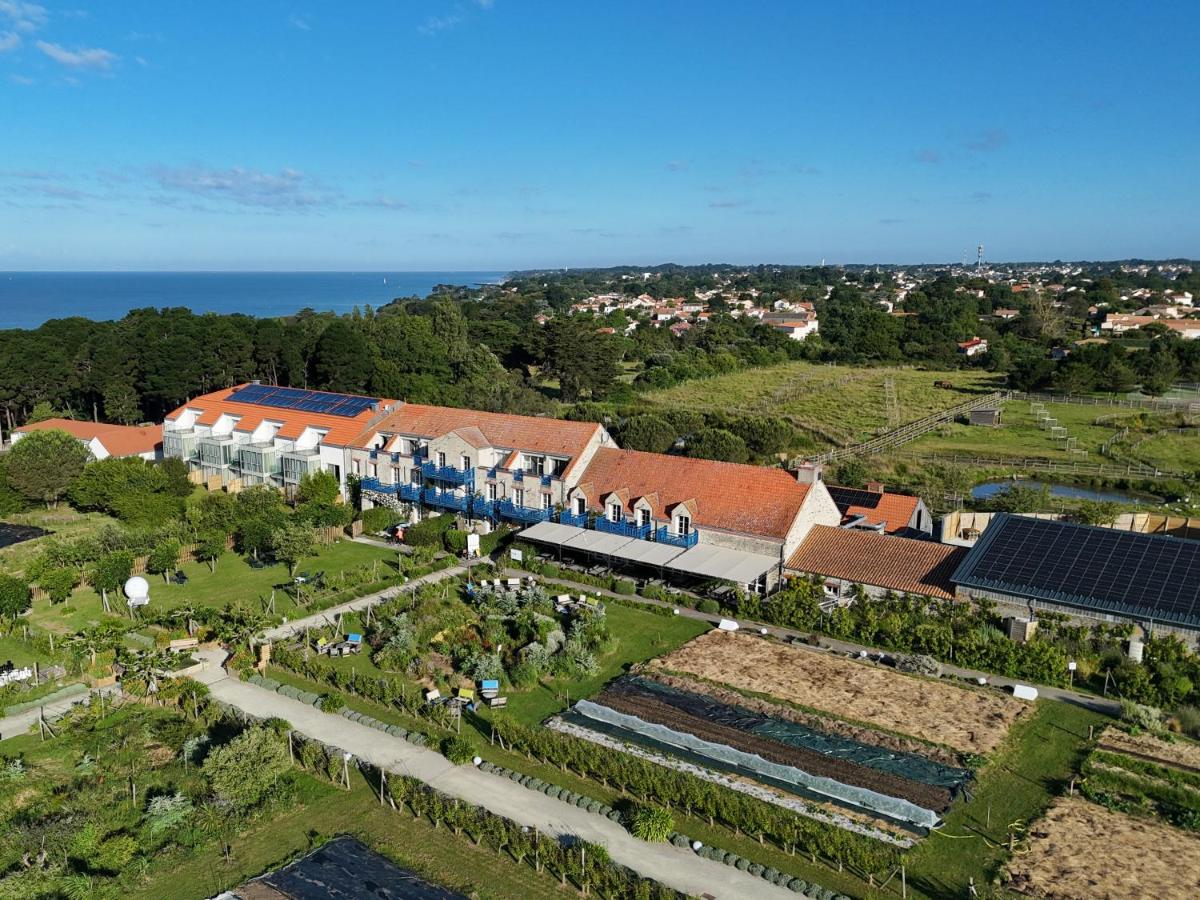- une vue de tête sur un bâtiment avec un jardin dans l'établissement Eco-Domaine La Fontaine - RESIDENCE-SPA - Plage de la Fontaine aux Bretons, à Pornic