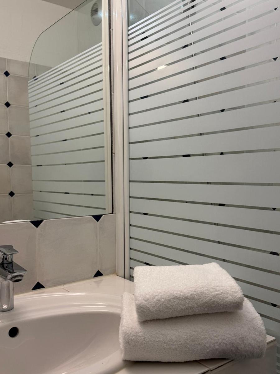 Salle de bains dans l'établissement Eco-Domaine La Fontaine - RESIDENCE-SPA - Plage de la Fontaine aux Bretons