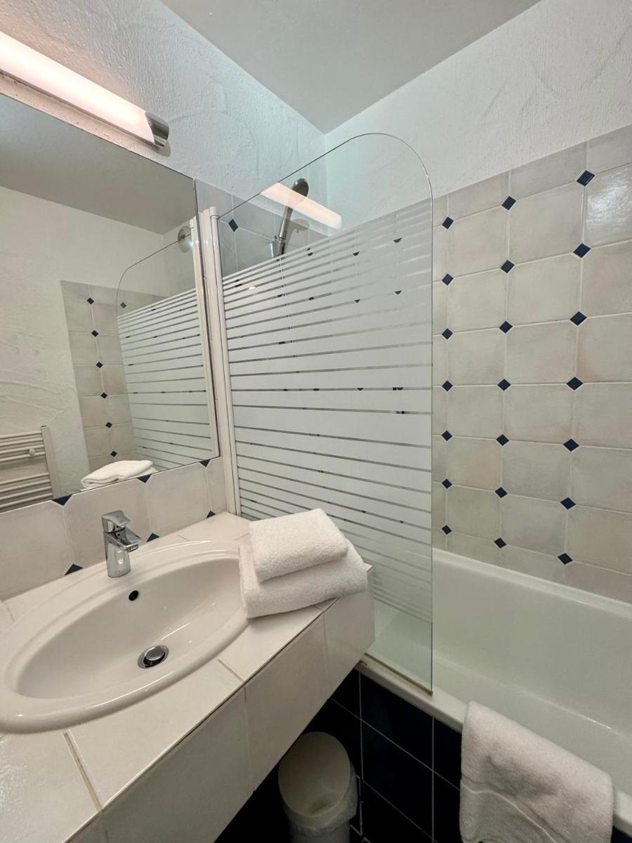 Salle de bains dans l'établissement Eco-Domaine La Fontaine - RESIDENCE-SPA - Plage de la Fontaine aux Bretons