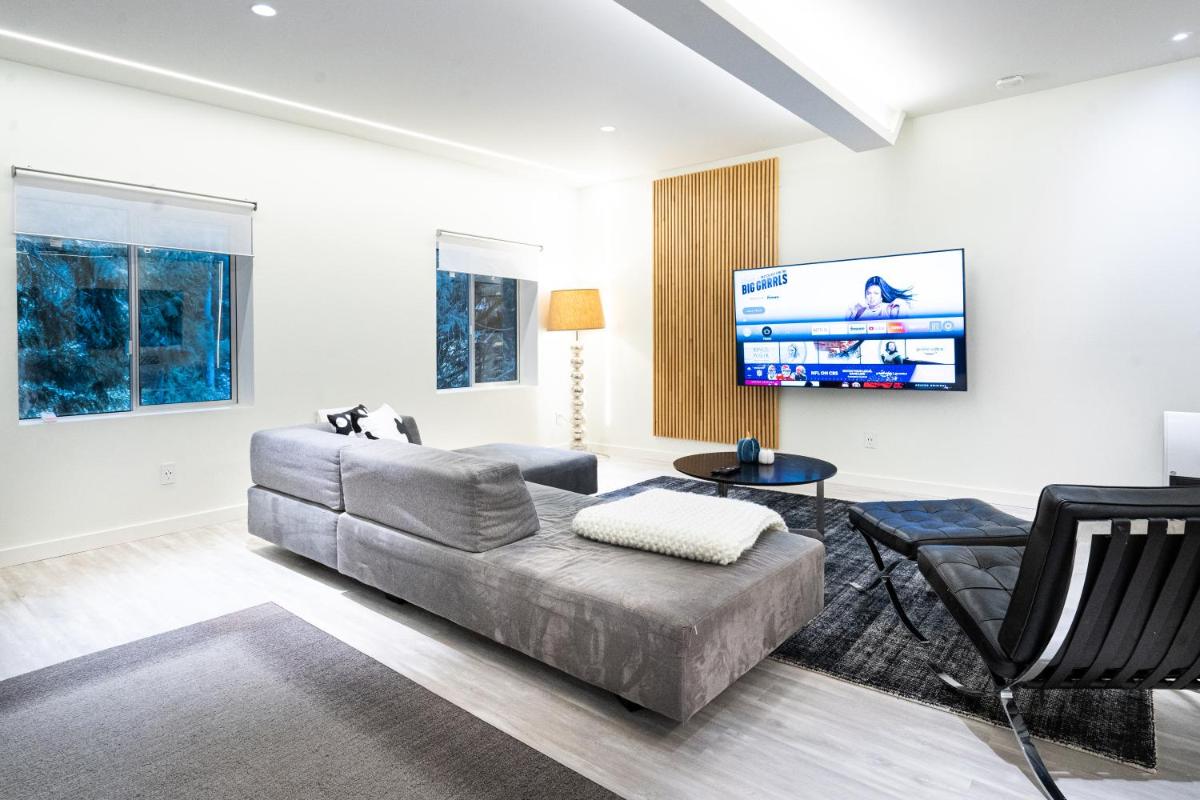 Modern Loft with Park Like Setting View - Housity