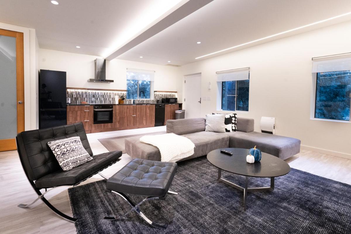 Modern Loft with Park Like Setting View - Housity