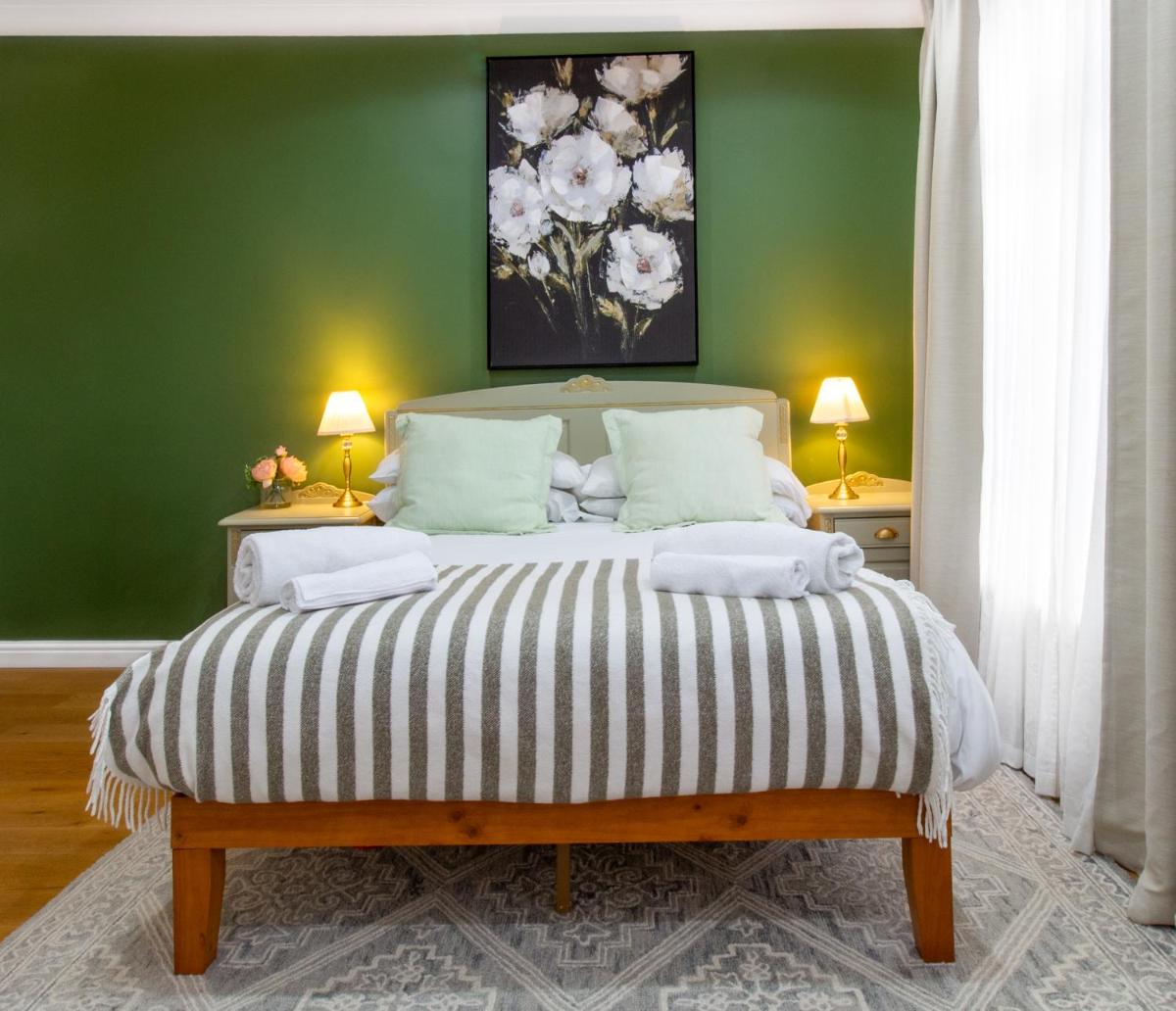 Elegant 4 bedroom, Maidstone house by Light Living Serviced Accommodation - Housity