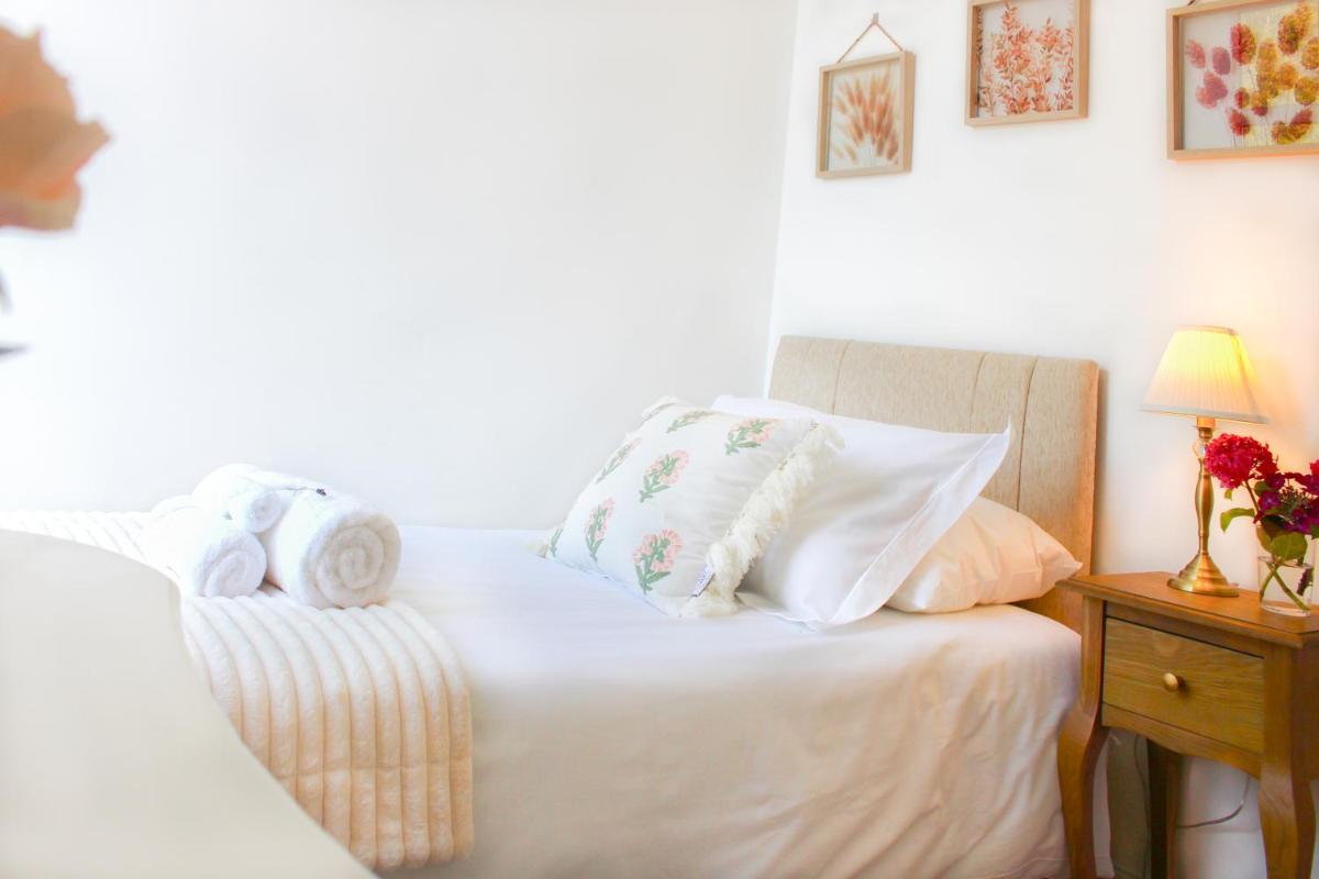 Elegant 4 bedroom, Maidstone house by Light Living Serviced Accommodation - Housity