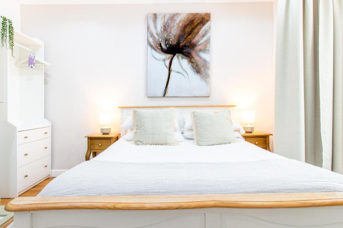 Elegant 4 bedroom, Maidstone house by Light Living Serviced Accommodation - Housity