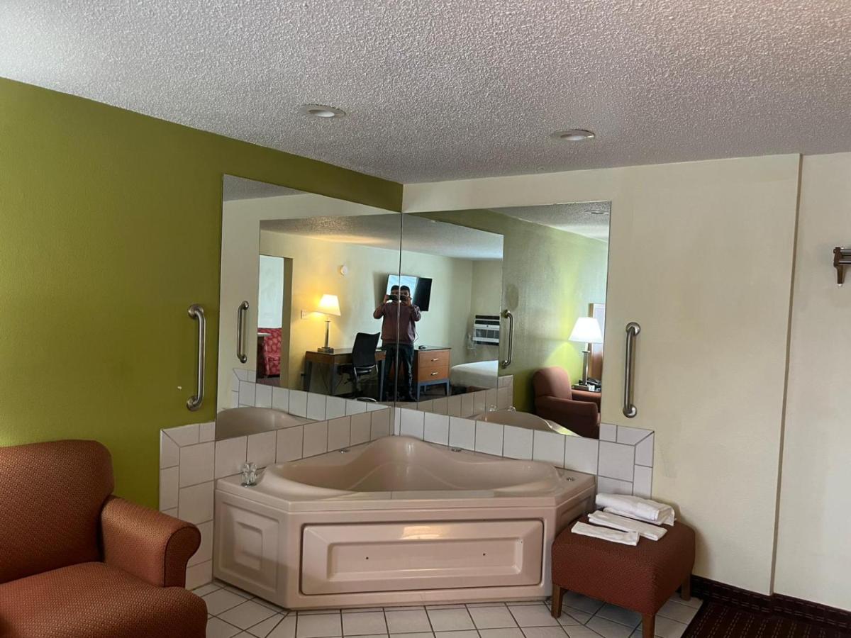 Days Inn by Wyndham Fort Dodge - Housity