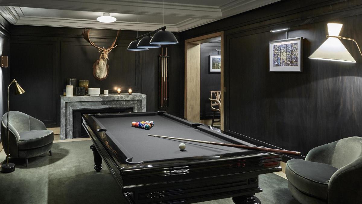 Billard dans l'établissement Apogée Courchevel, Oetker Hotels