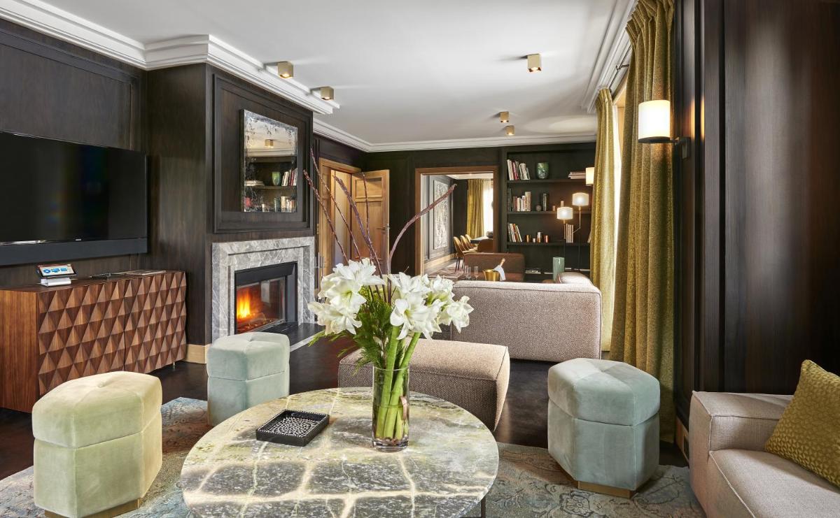 Télévision ou salle de divertissement dans l'établissement Apogée Courchevel, Oetker Hotels