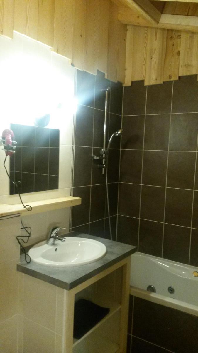 Salle de bains dans l'établissement Apart'hotel & Spa "La Destière"