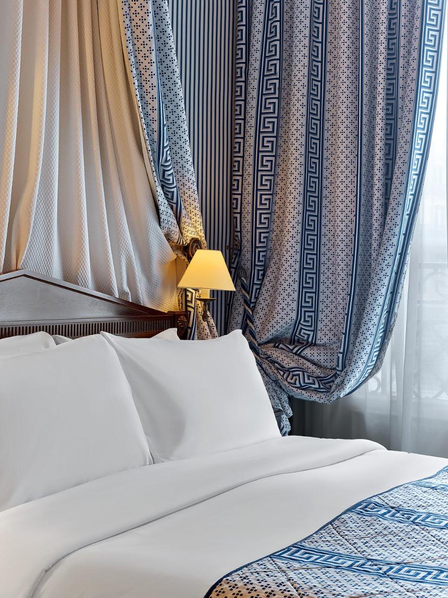 Un ou plusieurs lits dans un hébergement de l'établissement Le Dokhan's Paris Arc de Triomphe, a Tribute Portfolio Hotel