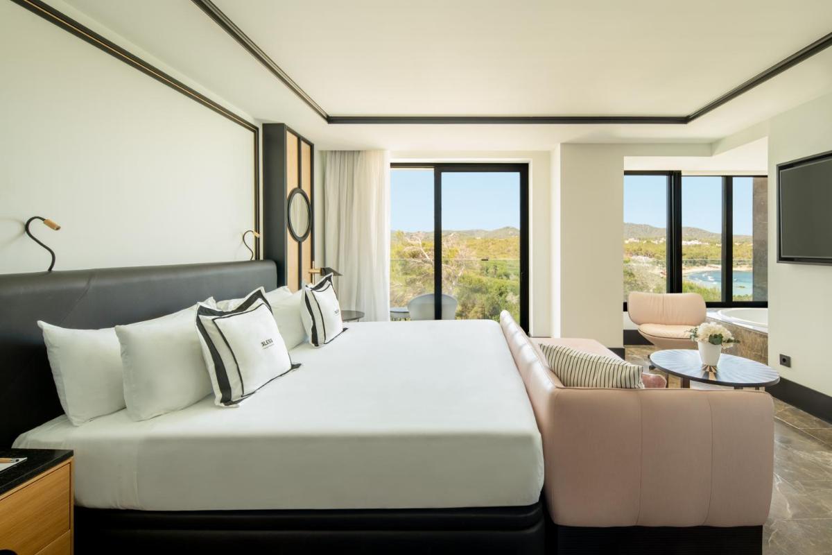 Cama o camas de una habitación en BLESS Hotel Ibiza - The Leading Hotels of The World